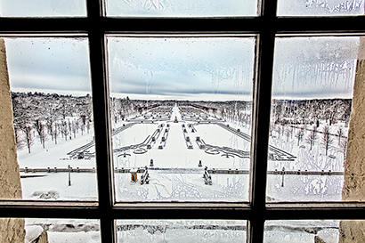 Utsikt över en snöig barockträdgård