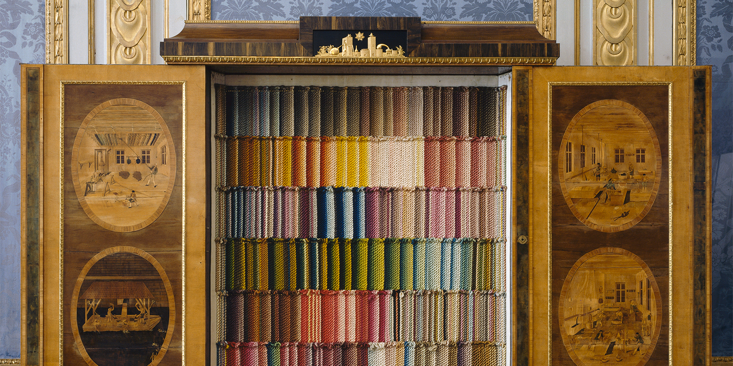 I sidenskåpet finns prover på silke, i regnbågens alla färger.