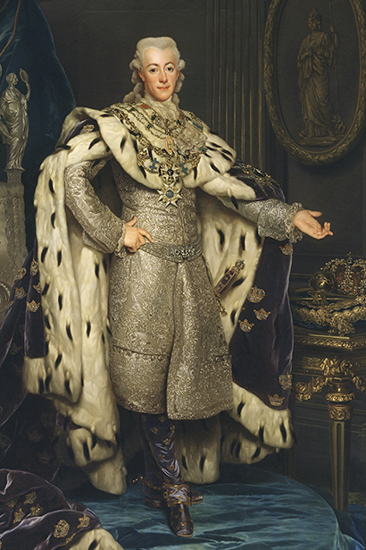 Kung Gustav III iklädd sin kröningsdräkt. Den var till största delen sydd i ett silvertyg och bestod av manteln, rock, väst, byxor samt stövlar.