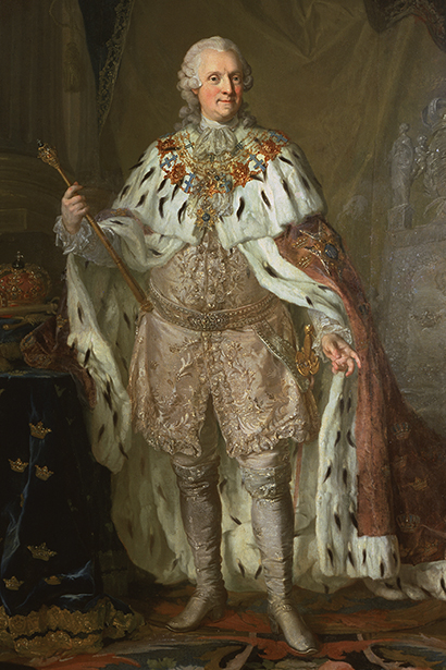Kung Adolf Fredrik iklädd sin kröningsdräkt av silver och med mantel, till vänster ligger kronan och till höger Drottning Kristinas silvertron.